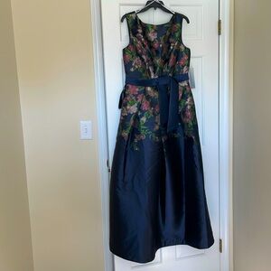 NWT! Kay Unger NY. Navy, Floral ‘Silk Wool’ Gown w/pockets! 2024 Wedding Gem!